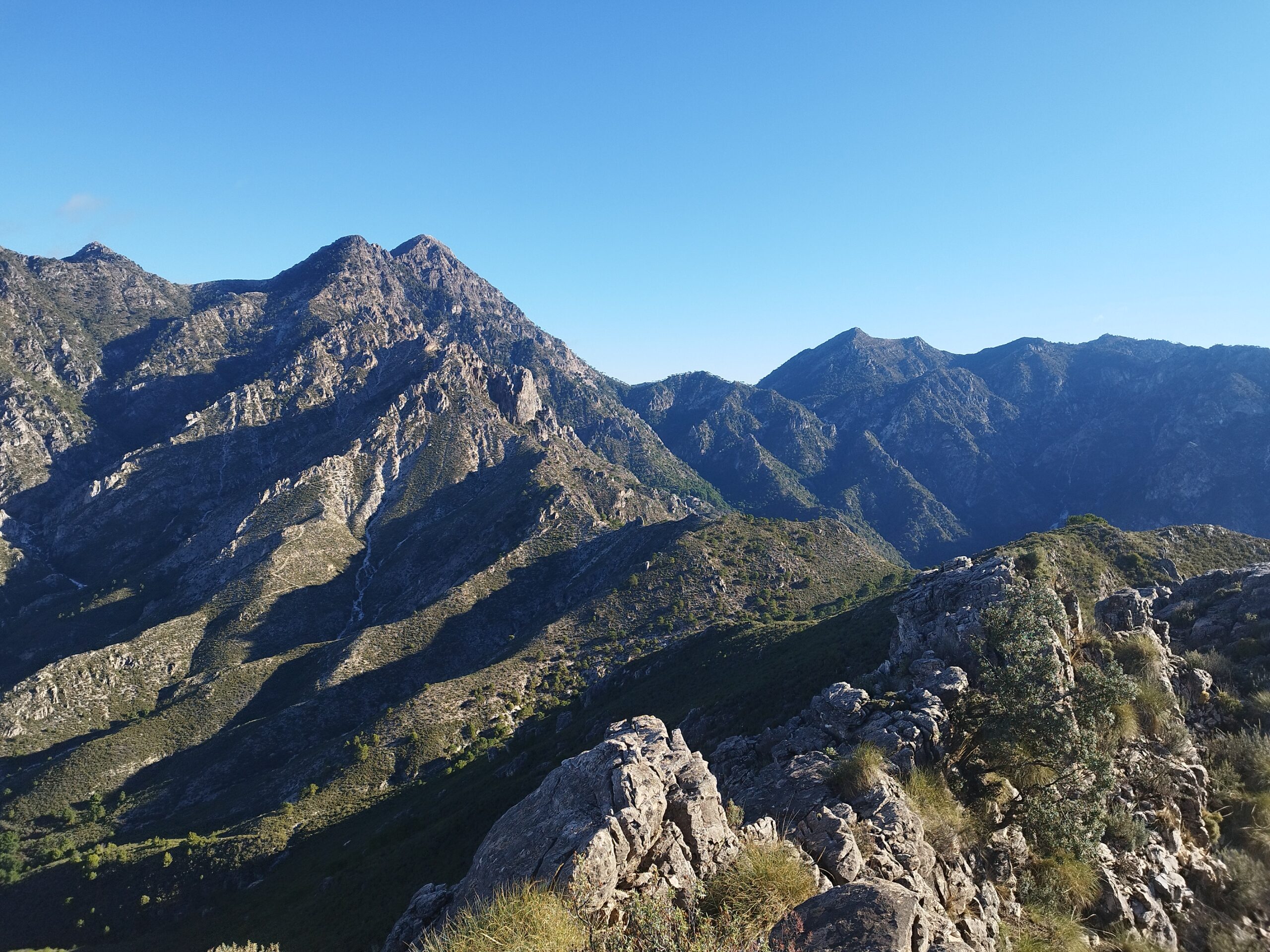 Las Mejores Rutas de Senderismo en la Axarquía: Naturaleza y Aventura